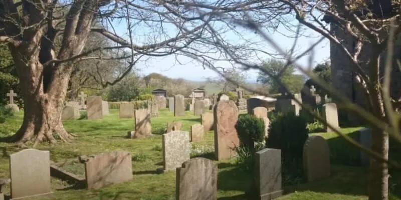 Giải mã giấc mơ thấy mộ: Sự thật về tâm linh